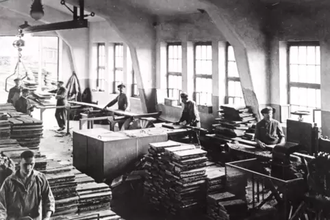 Bei den Maikundgebungen wurden immer wieder die Arbeitsbedingungen in den Fabriken thematisiert. Das Foto aus dem Jahr 1909 zeig