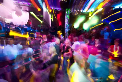 Partygäste tanzen in einem Club. 
