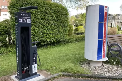 Neben der E-Bike-Ladesäule an der Südpfalz Therme in Bad Bergzabern steht seit Kurzem auch eine Radreparatursäule.