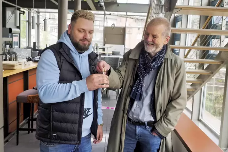 Schlüsselübergabge: Stadtbürgermeister Jochen Hartloff mit dem neuen Rotenturm-Pächter René Zenker.