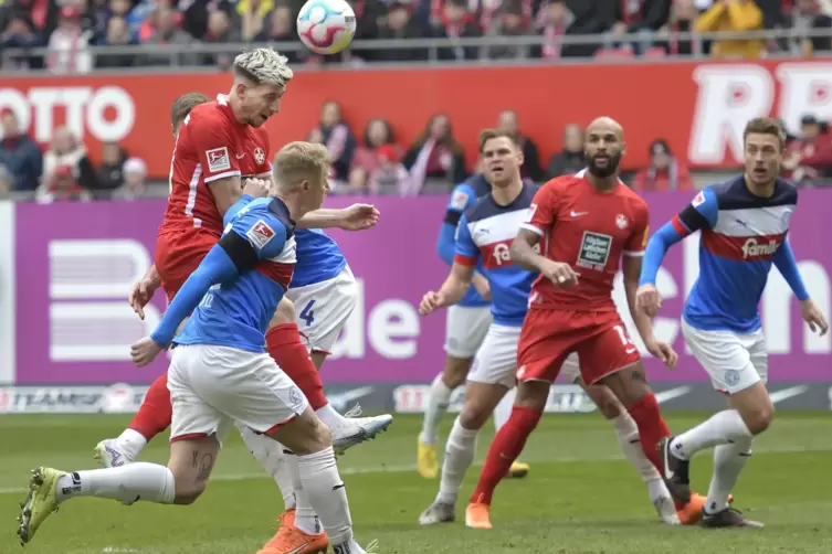 Tor: Daniel Hanslik köpft den Ball im Spiel gegen Holstein Kiel zur 1:0-Führung ins Netz.