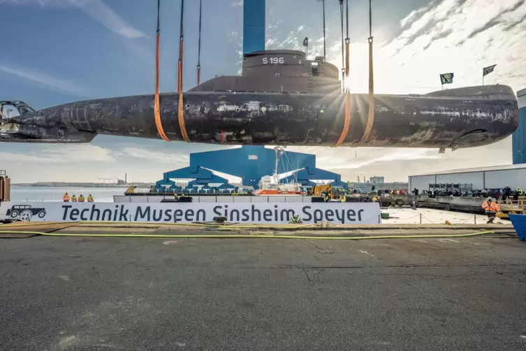 Bereit zur Abfahrt: U17 wird für den Transport auf einen Ponton verladen.