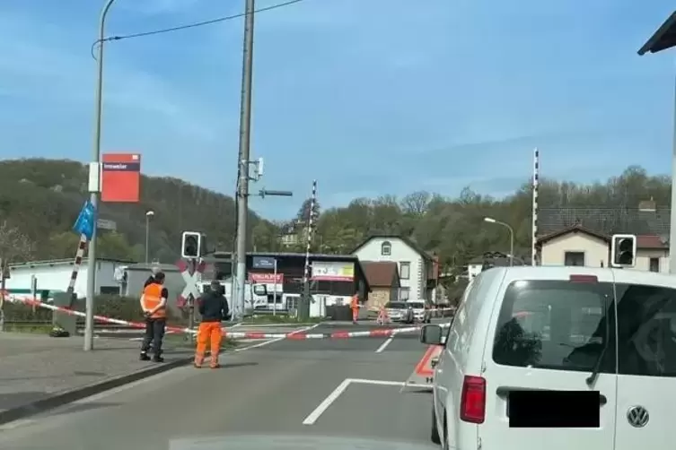 Mal wieder blieben am Donnerstag die Schranken am Imsweilerer Bahnübergang geschlossen. Später haben Bahn-Mitarbeiter versucht, 