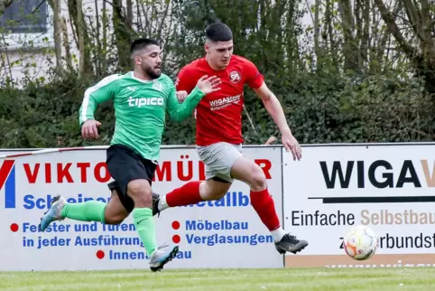 Was gegen Rüssingen noch misslang, soll in Steinbach gelingen: Der zweite Steinwenden-Sieg 2023. Hier: Steinwendens Leon Giardie