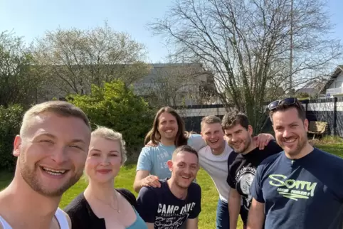 Haben Spaß beim Videodreh (von links): Stephan Scholz, Anastasia Scholz, David Hällmeyer, Jonathan Graber, Michael Scholz, Danie