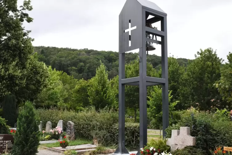 Der Bobenheimer Friedhof mit Glockenturm.