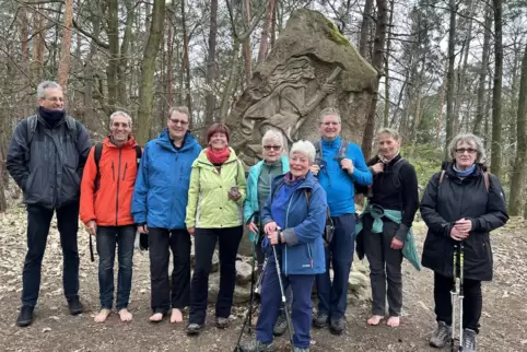 Mit und ohne Schuhe: Bei den geführten Touren des PWV Landau darf man die Schuhe auch bei der Barfußwanderung anlassen.