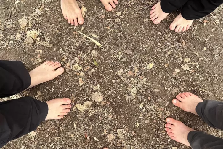 Schuhe aus: Den Waldboden f&uuml;hlen ohne st&ouml;rende Sohle. 