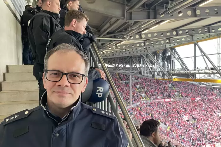 Polizei-Sprecher Bernhard Erfort vor Kollegen im Stadion. 