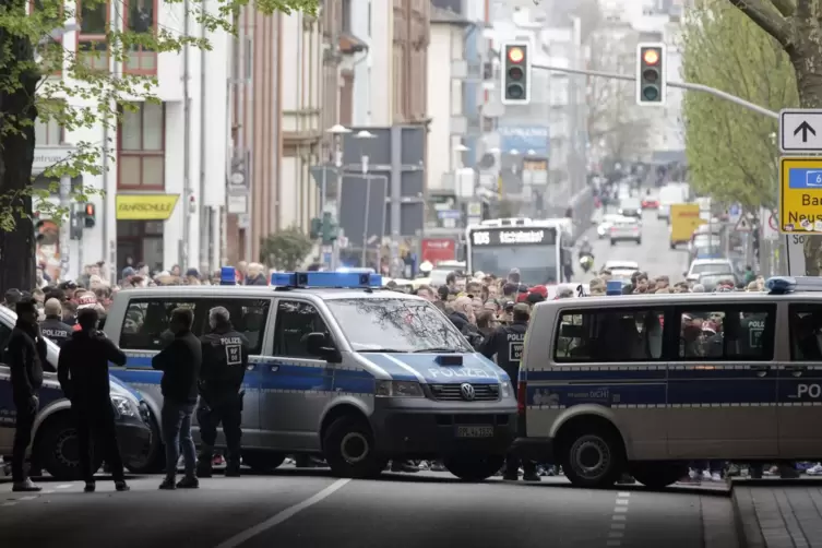Das Viadukt ist gesperrt, die Kaiserslautern-Fans m&uuml;ssen vor den Polizeifahrzeugen warten.