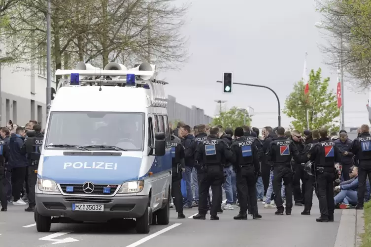 Auch f&uuml;r die angekommenen G&auml;stefans hei&szlig;t es in der Zollamtstra&szlig;e vor dem Spiel zeitweise: warten.
