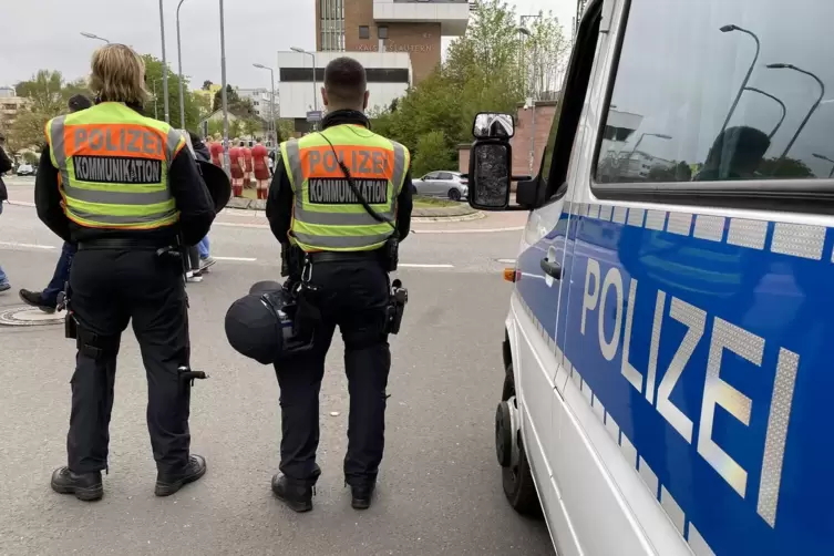Gut zu erkennen: die Kommunikationsteams der Polizei. Sie beantworten Fragen und erkl&auml;ren Einsatzma&szlig;nahmen. 