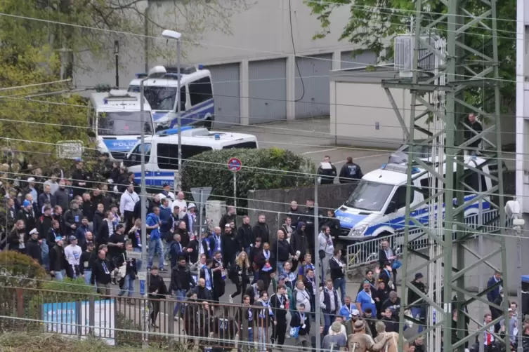 G&auml;stefans werden nach dem Spiel gesammelt zum Bahnhof geleitet. 