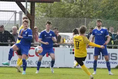 Nico Freiler erzielt Hermersbergs Ausgleich. In Blau von links die FKP-Spieler Tom Dahler, Noah Buchmann und Roman Schäfer. 