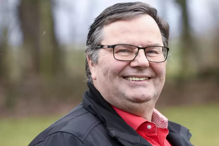 Der Gro&szlig;niedesheimer Ortsb&uuml;rgermeister Michael Walther ist Teil eines Helfernetzwerks, die gegen den Sumpfkrebs vorgehen. 