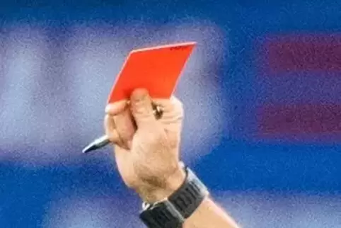 Zweimal zeigte der Schiedsrichter in der Nachspielzeit die Rote Karte.