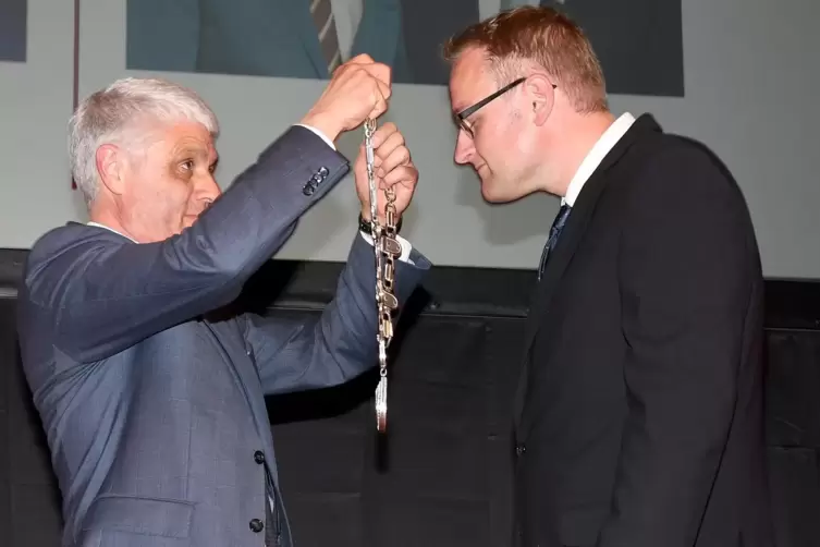 Vor vier Jahren: Bernhard Matheis übergibt die Oberbürgermeisterkette an seinen Nachfolger Markus Zwick. 