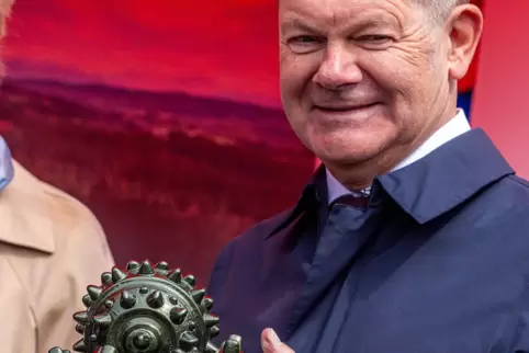 Bundeskanzler Olaf Scholz in Schwerin mit der Nachbildung eines Bohrkopfs. 