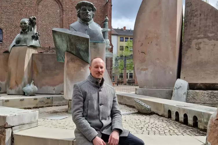 Johannes Thiedig vor dem Lutherbrunnen in der Innenstadt. Für den 46-Jährigen ist es einer der schönsten Plätze im Zentrum. 