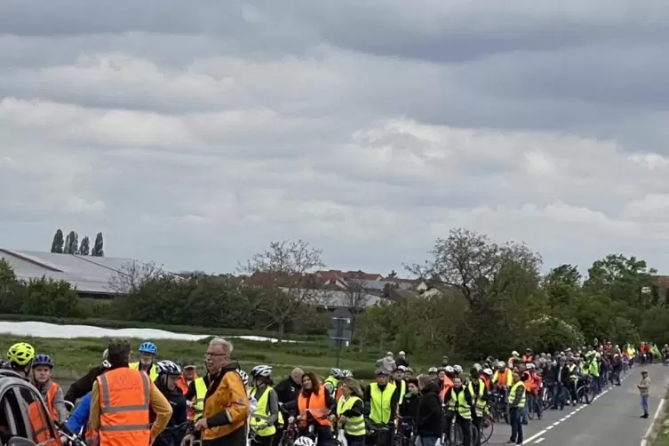 Ein schier endloser Tross wartet auf die Freigabe der Strecke durch die Polizei.