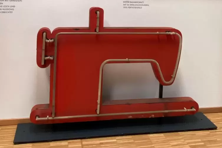 Ausstellungsstück: rote Nähmaschine einer Leuchtreklame.
