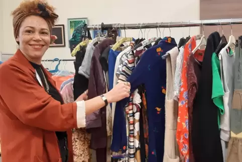 Koordinatorin Tyshea Washington hat mit Zeitspenderinnen im Mehrgenerationenhaus ein Kleidertauschcafé auf die Beine gestellt. 