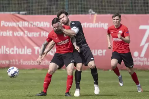 Benjamin Fuchs vom SV Steinwenden versucht den Ball vor Lukas Krautschneider vom TuS Steinbach abzuschirmen. 