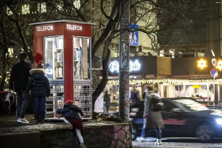 Eine zur Lesestation umfunktionierte Telefonzelle in Oslo. 