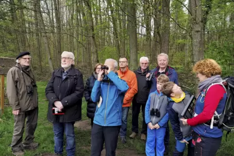  Ralf Döllgast (blaue Jacke) brachte einer interessierten Gruppe auf einer Tour entlang des Glans die Vogelstimmen nahe. 
