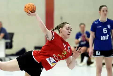 Angelina Schreyer (links) war mit sechs Treffern die erfolgreichste Werferin beim 32:23-Heimsieg der FSG Ketsch/Friesenheim.