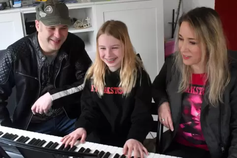 Musiker-Kollegen: Greta Harth, ihr Onkel Olli Fuchs und dessen Frau und musikalische Partnerin Sinah Meier. 