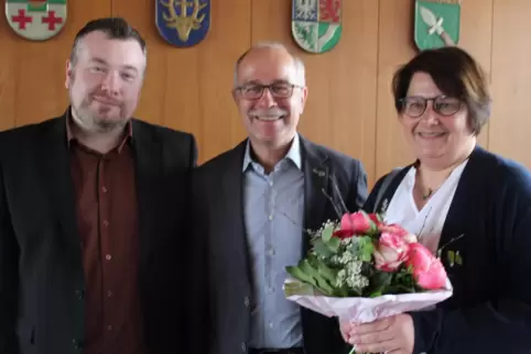 Bürgermeister Patrick Weißler (links) verabschiedete seinen Büroleiter Gerold Bernhart, einen Blumenstrauß gab’s für Karin Bernh