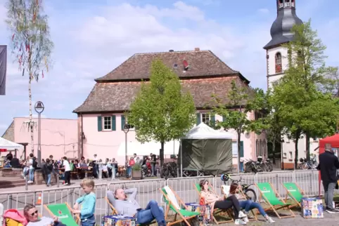 Chillen unterm Maibaum: Blick auf den Festplatz in Kirchheim. 
