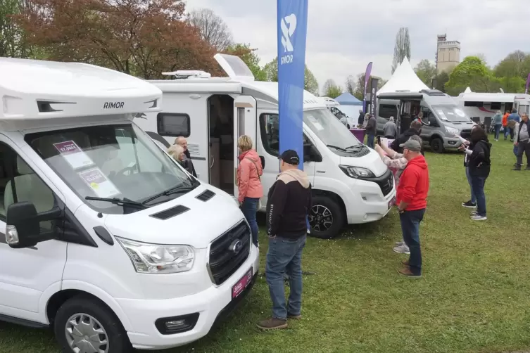 Ein paar Besucher der Campingmesse schauen sich die verschiedenen Wohnmobile an. Wenn es nach Bürgermeister Prech geht, ist Camp