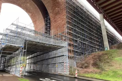 Aktuell ist der westliche Teil der alten Waschmühltalbrücke eingerüstet.