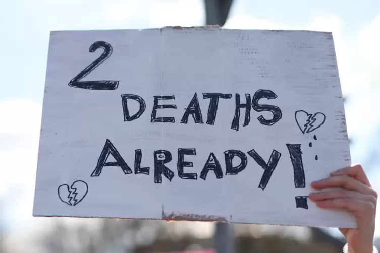 &bdquo;Schon zwei Todesf&auml;lle!&ldquo; Schild von Tierschutzaktivisten in Aintree in diesem Jahr. Und es kam sogar noch ein verungl&uuml;cktes Pfer