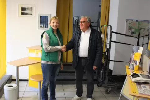 Der Beigeordnete Manfred Bühler begrüßt Birgit Möller in der Wachenheimer Postfiliale. 
