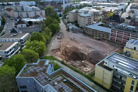 Das Grundstück liegt in zweiter Reihe an der Haardtstraße (rechts). Die Zufahrt erfolgt von der Erlenbachstraße aus (oben links)