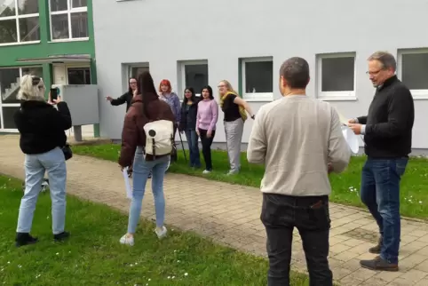 Die Studenten freuen sich über das Preisgeld in Höhe von 1500 Euro, das ihnen der Leiter des Studierendenwerks, Michael Schülke 