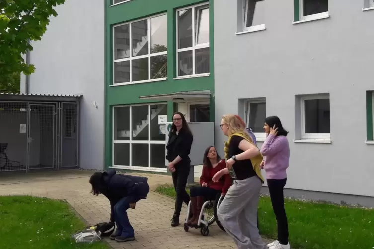 Posieren vor dem Wohnheim f&uuml;r die Videoaufnahmen der Kommilitoninnen.