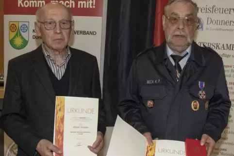 Hohe Ehrungen: Albert Wasem (links) hat das goldene, Karl-Peter Beck aus Albisheim das silberne Feuerwehr-Ehrenkreuz erhalten. 