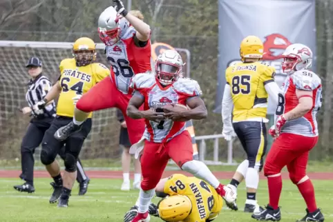 Quarterback Lamar Hall (Mitte), hier im Spiel gegen Frankfurt, führte die Pikes im Darmstadt zum zweiten Saisonsieg. 