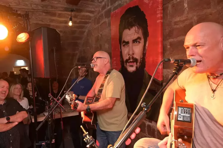 Die Band Pirm Jam unterhielt die G&auml;ste in Eddi&rsquo;s Kellerei.
