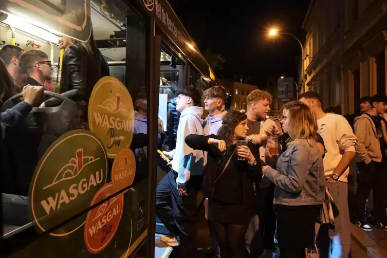 Rappelvoll waren die Shuttlebusse bei der Hexentour. Unser Foto zeigt einen Stopp am Irish Pub. 