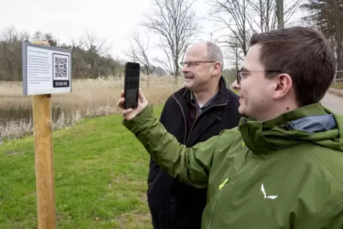 Dominik Schek (vorne) und Oliver Böß zeigen, was die QR-Codes rund um den Seewoog zu bieten haben. 