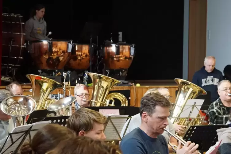  Das konzertante Blasorchester des Musikvereins Bobenheim am Berg spielt erstmals zusammen mit dem neu gewonnenen Nachwuchs.
