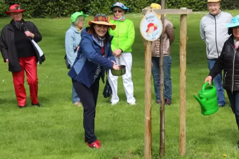 Der neue Baum wird gleich gegossen, links Verbandsbürgermeisterin Gabriele Flach.