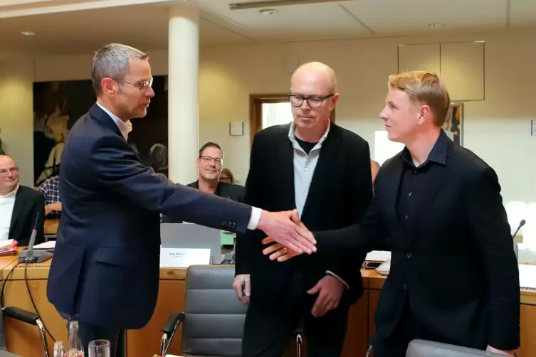 Maximilian Ingenthron (links) gratuliert Lukas Hartmann. Oberbürgermeister Dominik Geißler (Mitte) hat nicht mitgewählt. 