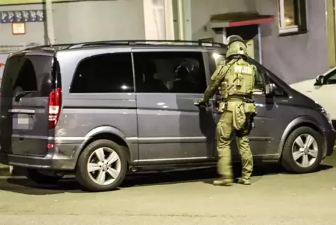 Polizisten durchsuchten in fünf Bundesländern Wohnungen und vollstreckten Haftbefehle. 