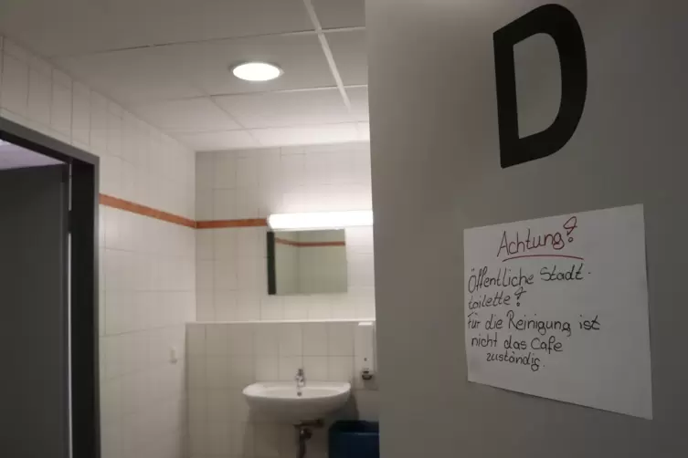 Die Toilettenanlage im Kellergeschoss des Bahnhofgebäudes war im April für drei Wochen gesperrt. Für die Reinigung ist die Stadt